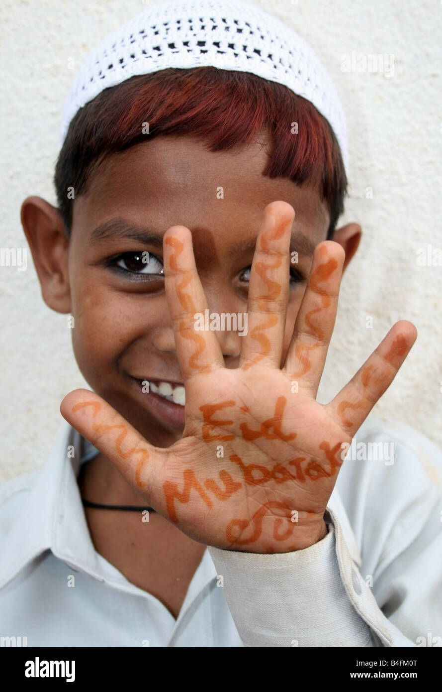 Chico musulmán de Eid Mubarak henna en sus manos , Eid ul Fitr celebraciones , India Foto de stock