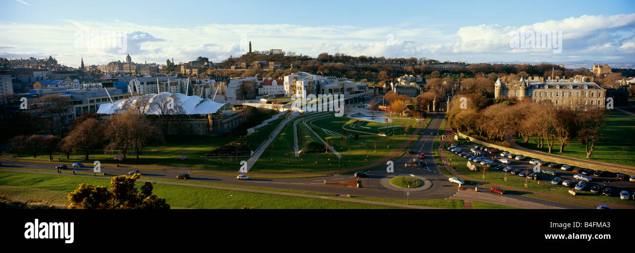 Panorama de Edimburgo con el Parlamento Escocés desde los riscos de Salisbury, Foto de stock
