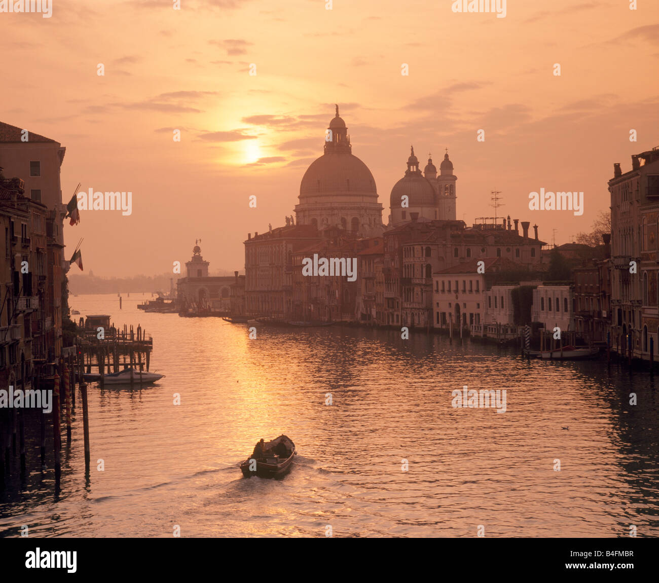El gran canal de Venecia y la iglesia de Santa Maria della Salute al amanecer desde el puente de la Academia. Foto de stock