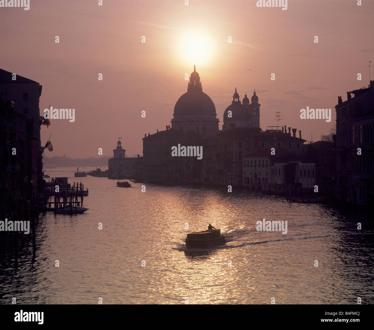 Venecia Gran canal y la iglesia de Santa Maria della Salute a través de un amanecer brumoso. Foto de stock