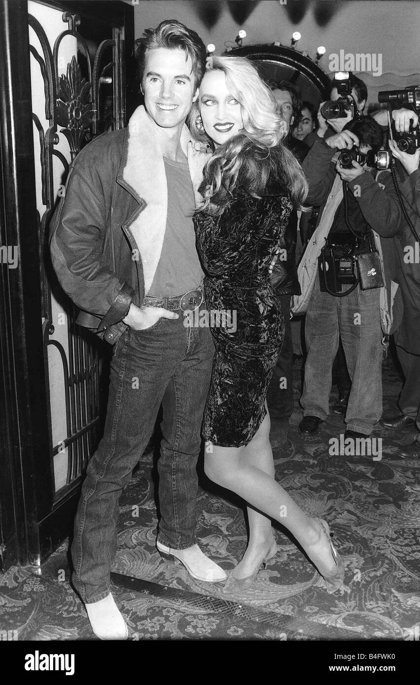Shaun Cassidy Actor y Jerry Hall supermodelo stand dentro del teatro lírico  en Londres, rodeado por los fotógrafos Jerry es para hacer su debut en el  west end jugar parada de autobús