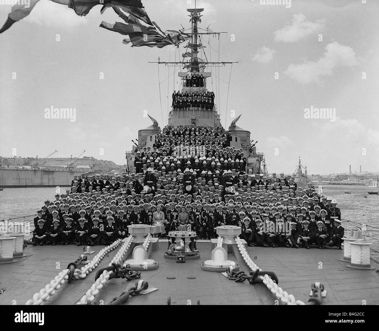 HM Queen Elizabeth 11 de mayo de 1954 fotografiado con tripulación a bordo del buque HMS Glasgow Foto de stock