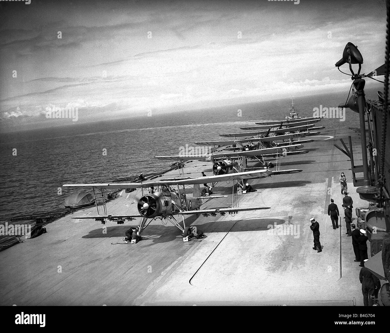 Escuadrón de aviones Fairey pez espada a bordo del HMS Ark Royal se  preparan para lanzar desde la cubierta de vuelo durante WW2 El Ark Royal  que Fotografía de stock - Alamy