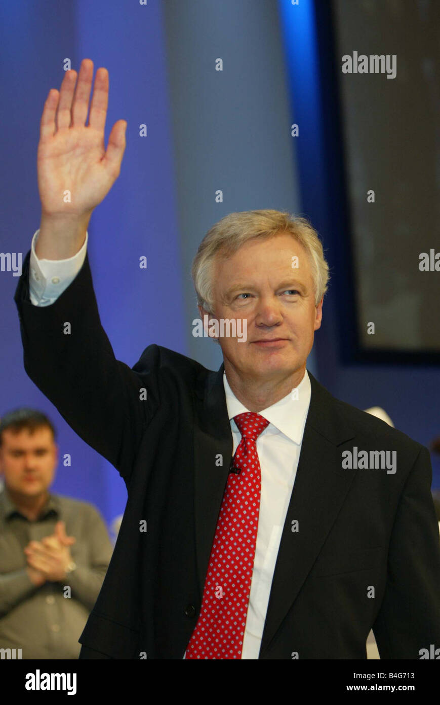 2005 dirigentes del partido tory contendiente David Davis, visto aquí entregando su liderazgo oferta de voz y tratando de mirar a la dura Foto de stock