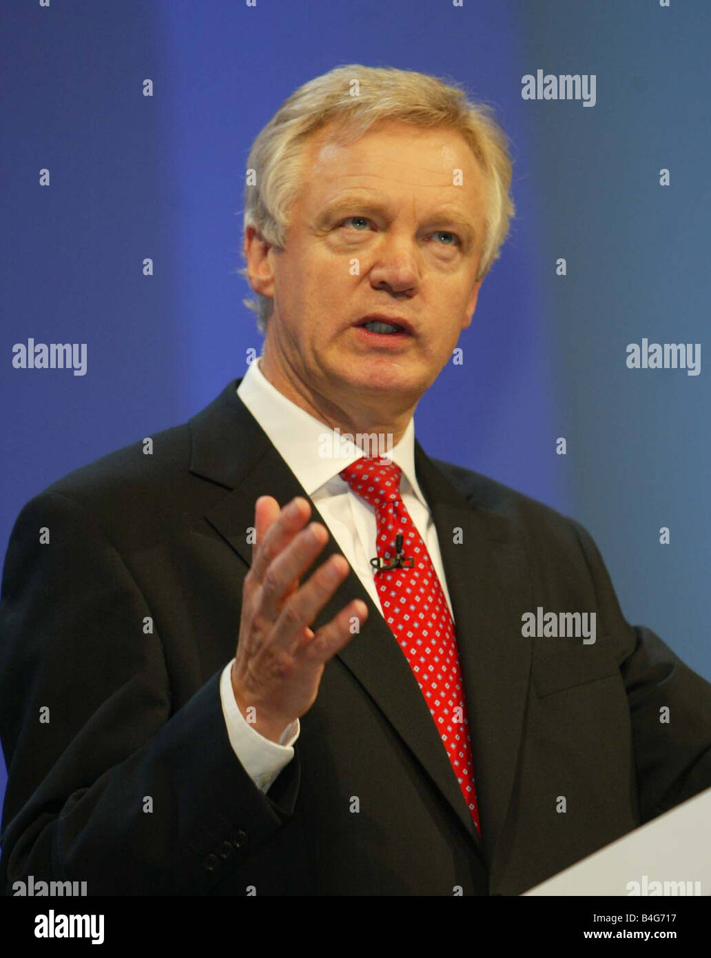 2005 dirigentes del partido tory contendiente David Davis, visto aquí entregando su liderazgo oferta de voz y tratando de mirar a la dura Foto de stock