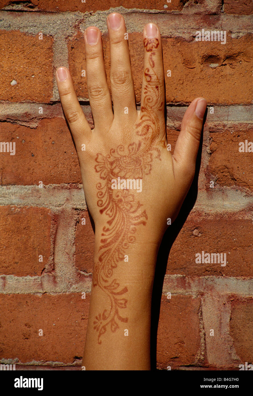 omitir posición Comenzar Un tatuaje de henna en una mano y el brazo de la mujer Fotografía de stock  - Alamy