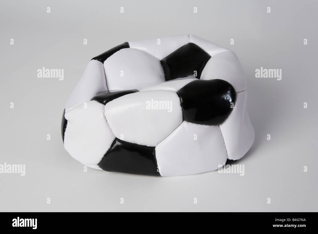 Un balón de fútbol desinflado Fotografía de stock - Alamy