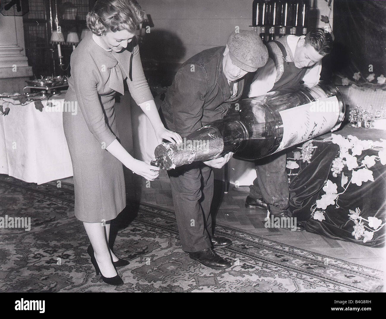 Botella grande de jerez pie 5ft 2en alto a un jerez fiesta en honor del Sr. Ian Seppelt presidente de la junta de vino australiano circa 1955 Foto de stock