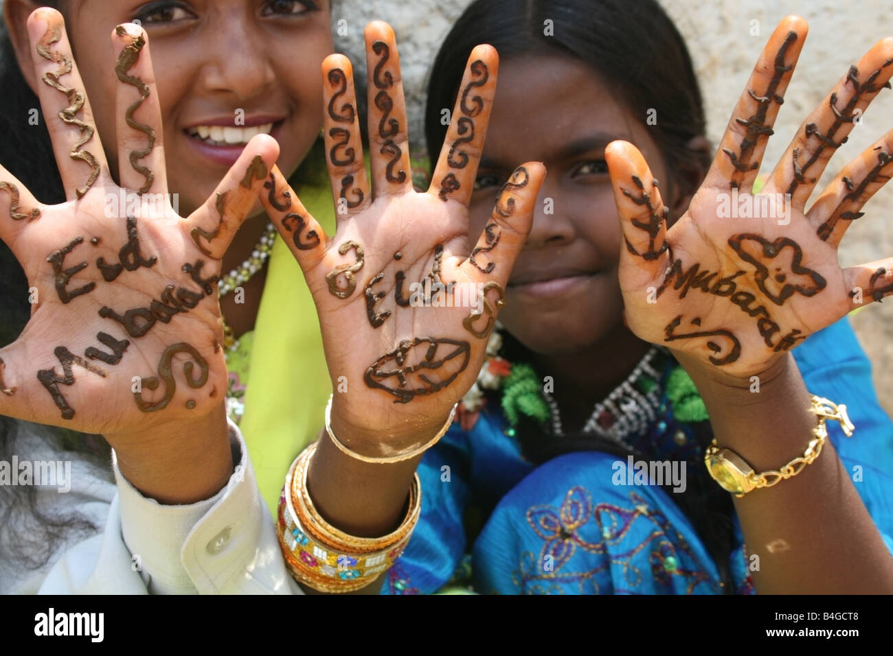 Los niños musulmanes con Eid Mubarak henna en sus manos , Eid ul Fitr celebraciones , India Foto de stock
