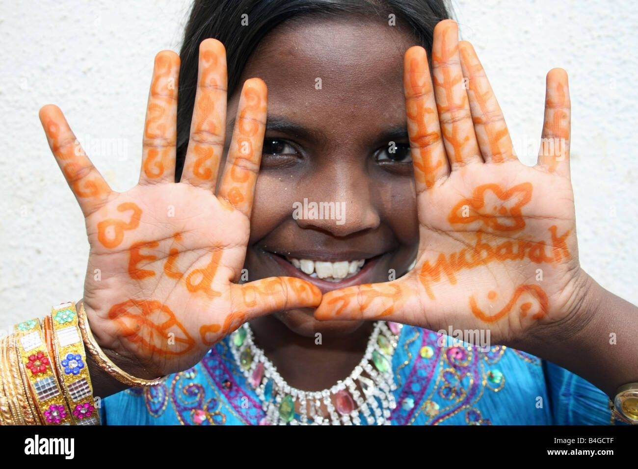 Chica musulmana de Eid Mubarak henna en sus manos , Eid ul Fitr celebraciones , India Foto de stock