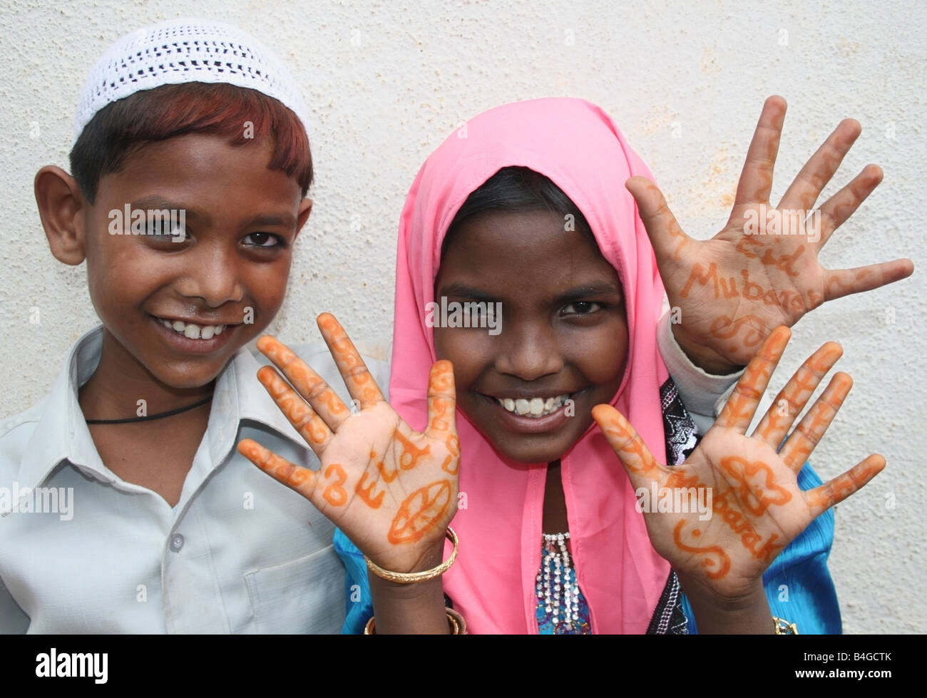 Los niños musulmanes con Eid Mubarak henna en sus manos , Eid ul Fitr celebraciones , India Foto de stock