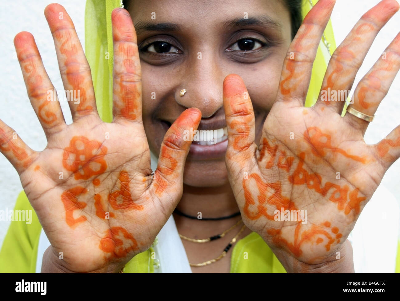 Musulmana de Eid Mubarak henna en sus manos , Eid ul Fitr celebraciones , India Foto de stock