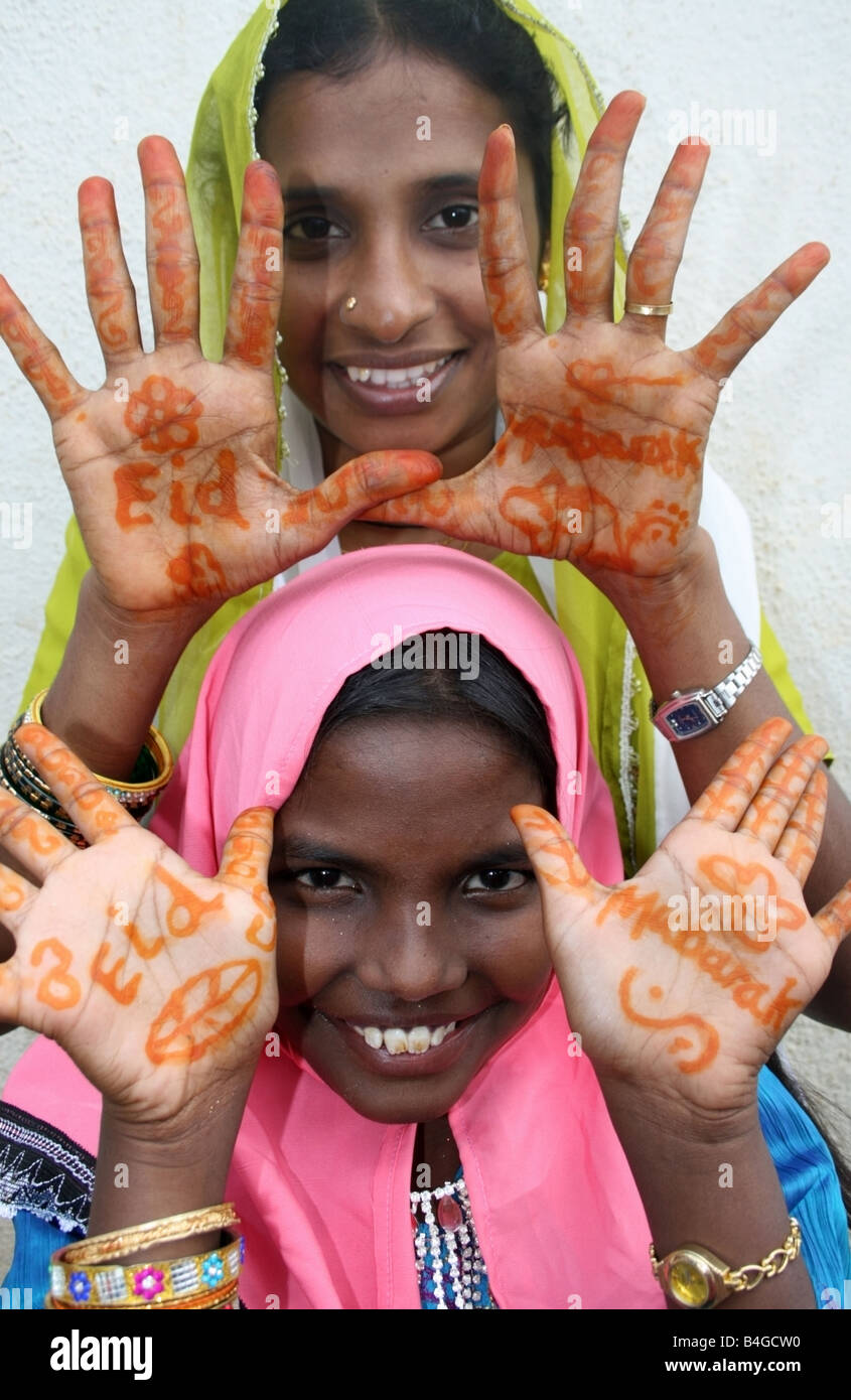 Mujer y niño musulmán de Eid Mubarak henna en sus manos , Eid ul Fitr celebraciones , India Foto de stock