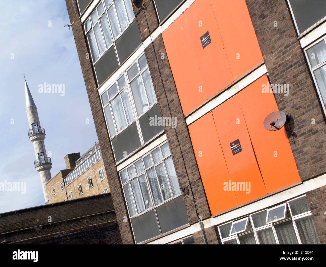 Reino Unido consejo abandonada urbanización cerca de Mezquita en Hackney para su venta a la empresa de construcción privada,Londres Foto © Julio Etchart Foto de stock