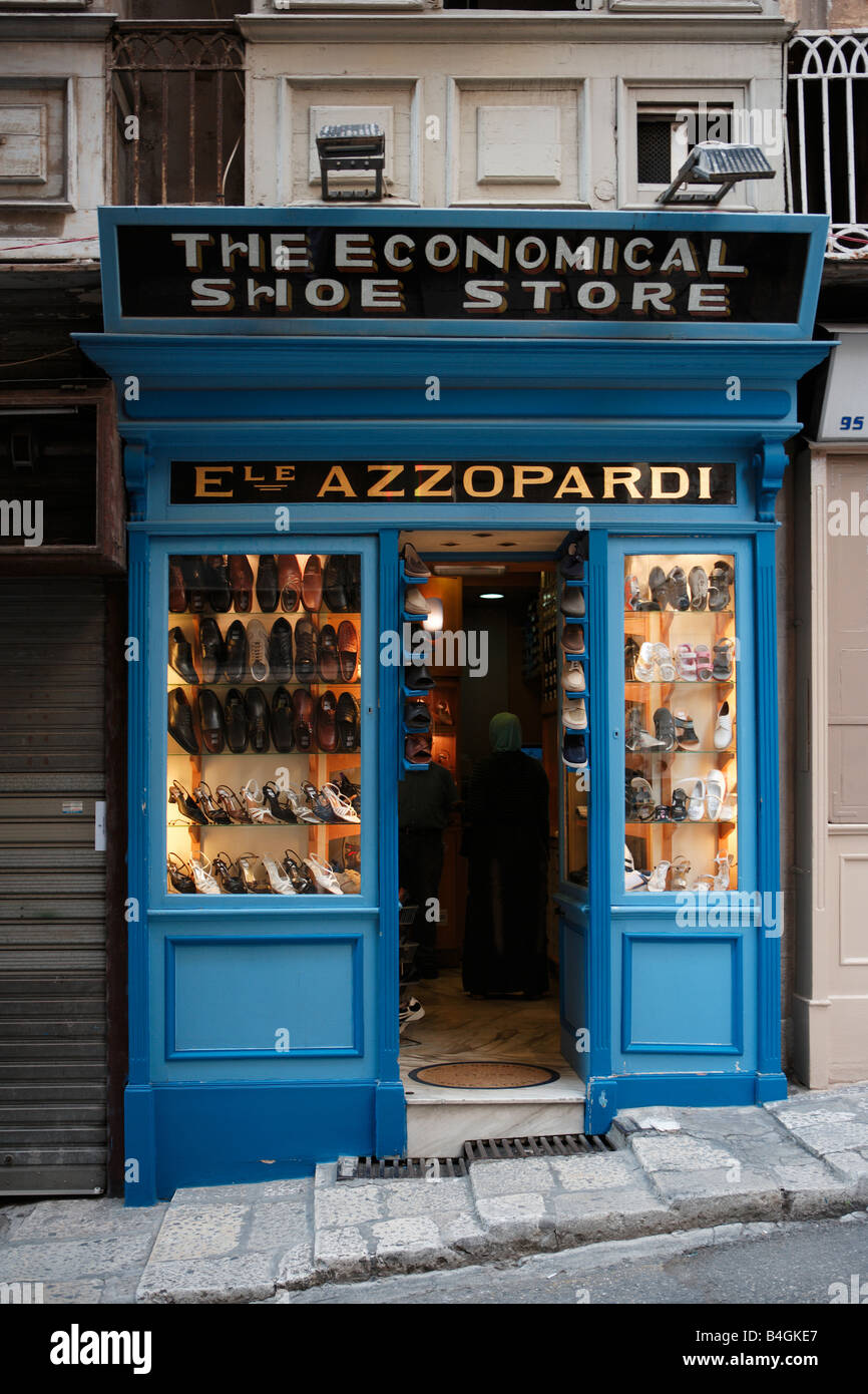 Tienda de zapatos económicos, Valletta, Malta Foto de stock
