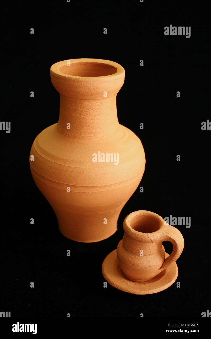 Foto de estudio de pequeños artículos de cerámica. Las Islas Azores la artesanía Foto de stock