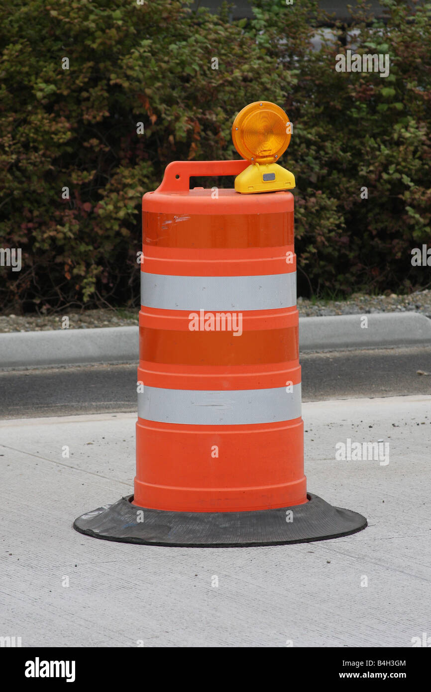 Orange traffic cone roadside fotografías e imágenes de alta resolución -  Alamy