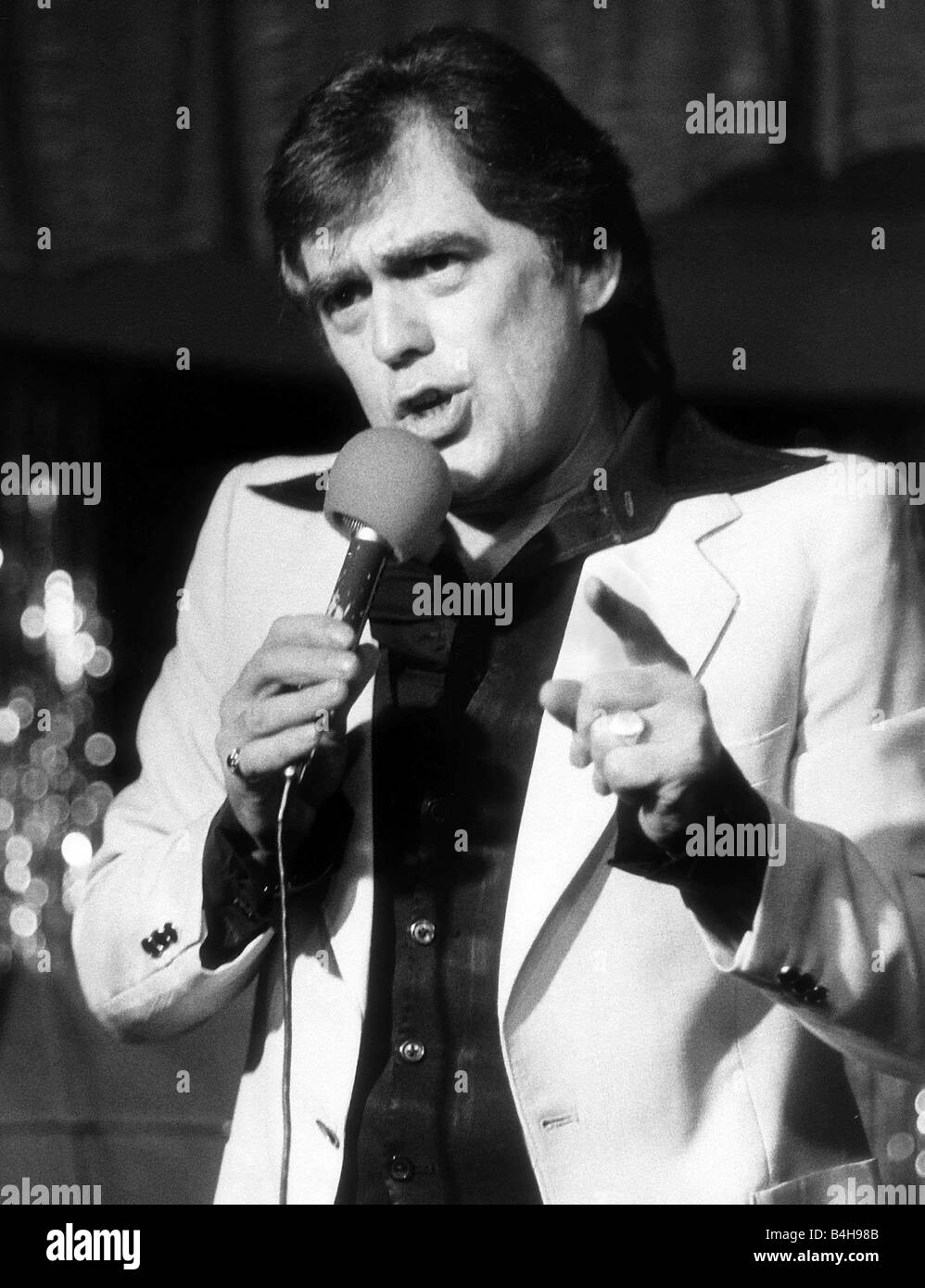 Bill Tarmey Coronation St Actor de marzo de 1983 realizando en Bunney s fun pub en Leeds Foto de stock