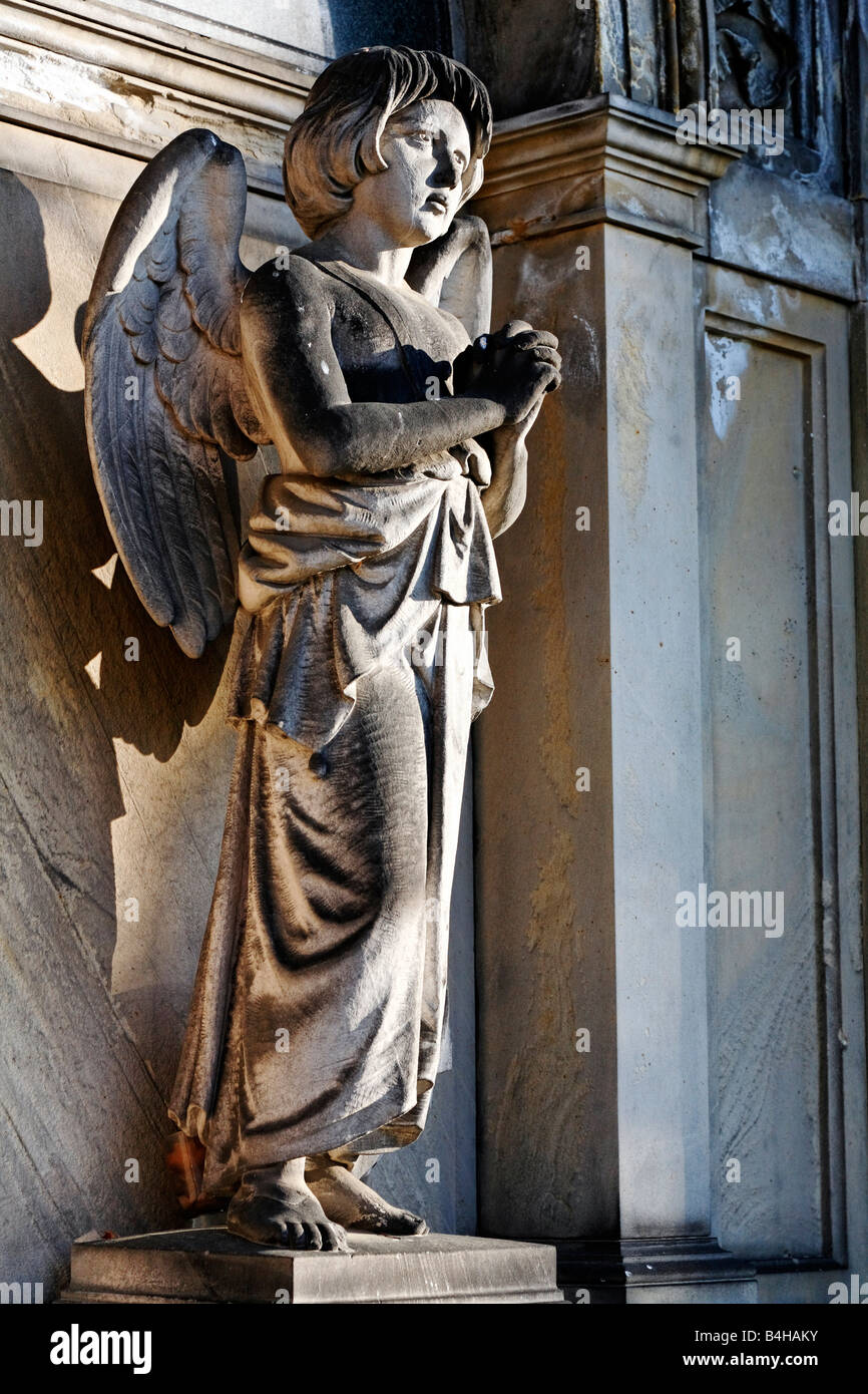Estatua de angel lápida, Friedrichshain, Friedrichshain-Kreuzberg, Berlín, Alemania Foto de stock