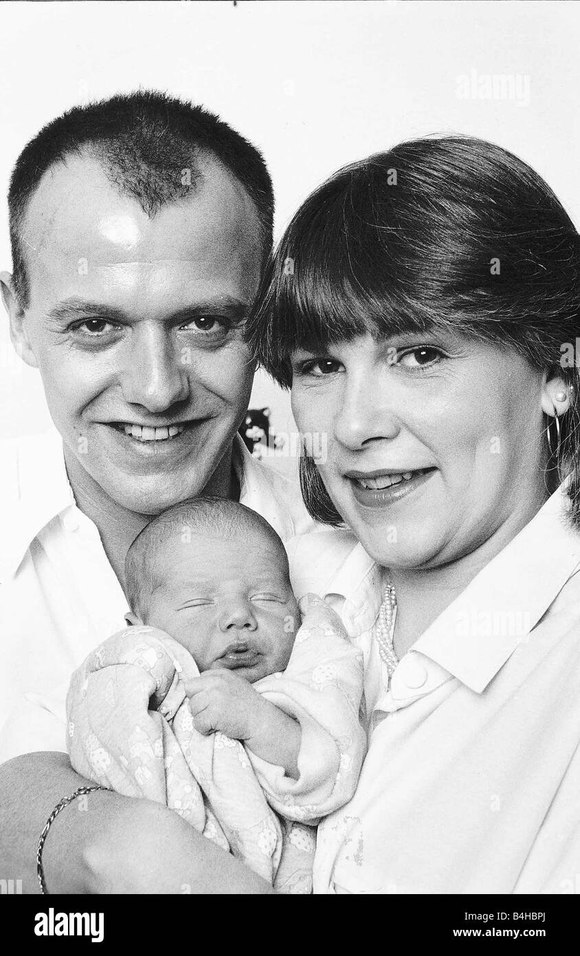 Kim Clifford actriz con bombero esposo Lee Galpin y nuevo bebé hijo Jack Foto de stock