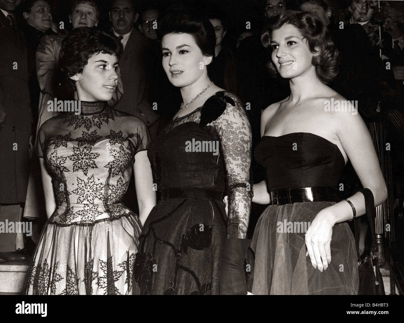 La Actriz Italiana Silvana Mangano Con Sus Dos Hermanas Natasha Y Patrizia Al Estreno De Su Nueva Pelicula Anna London Octubre De 1952 Fotografia De Stock Alamy