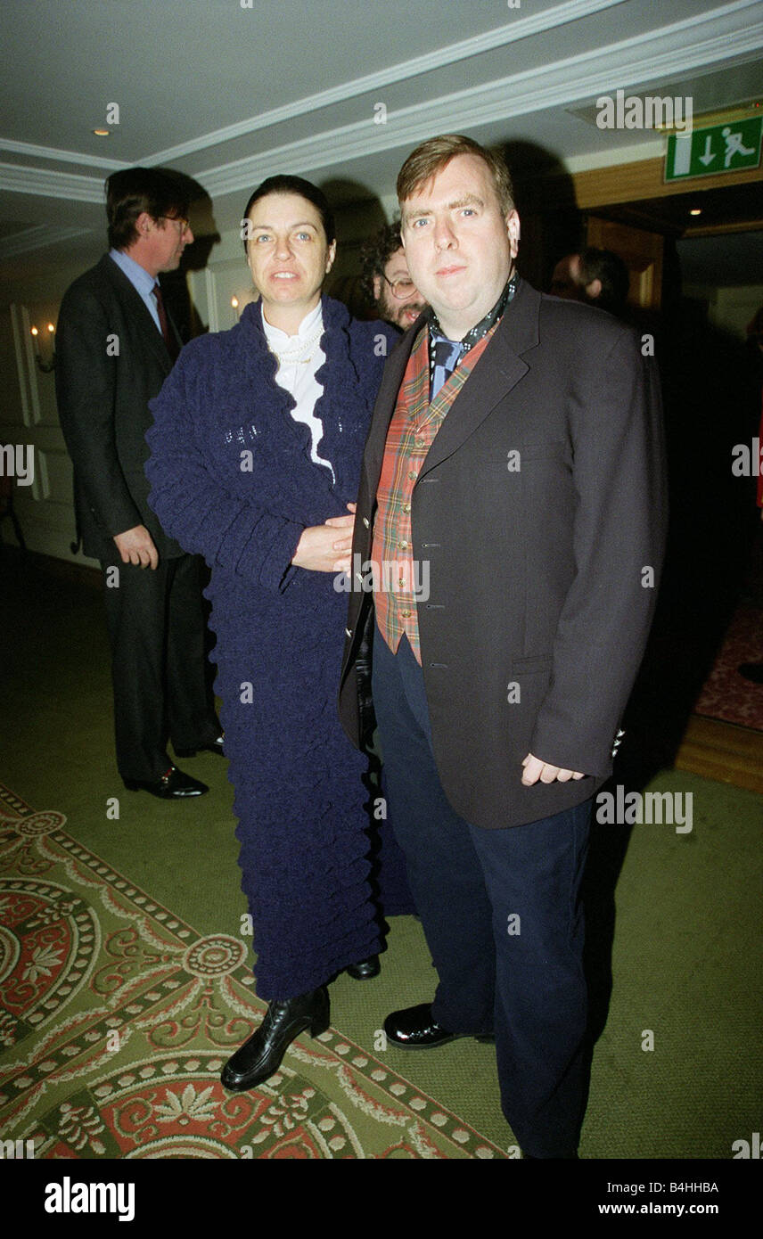 Timothy Spall actor el 98 de diciembre en el Evening Standard Awards en el Teatro Savoy de Londres con su esposa Shane Spall Foto de stock