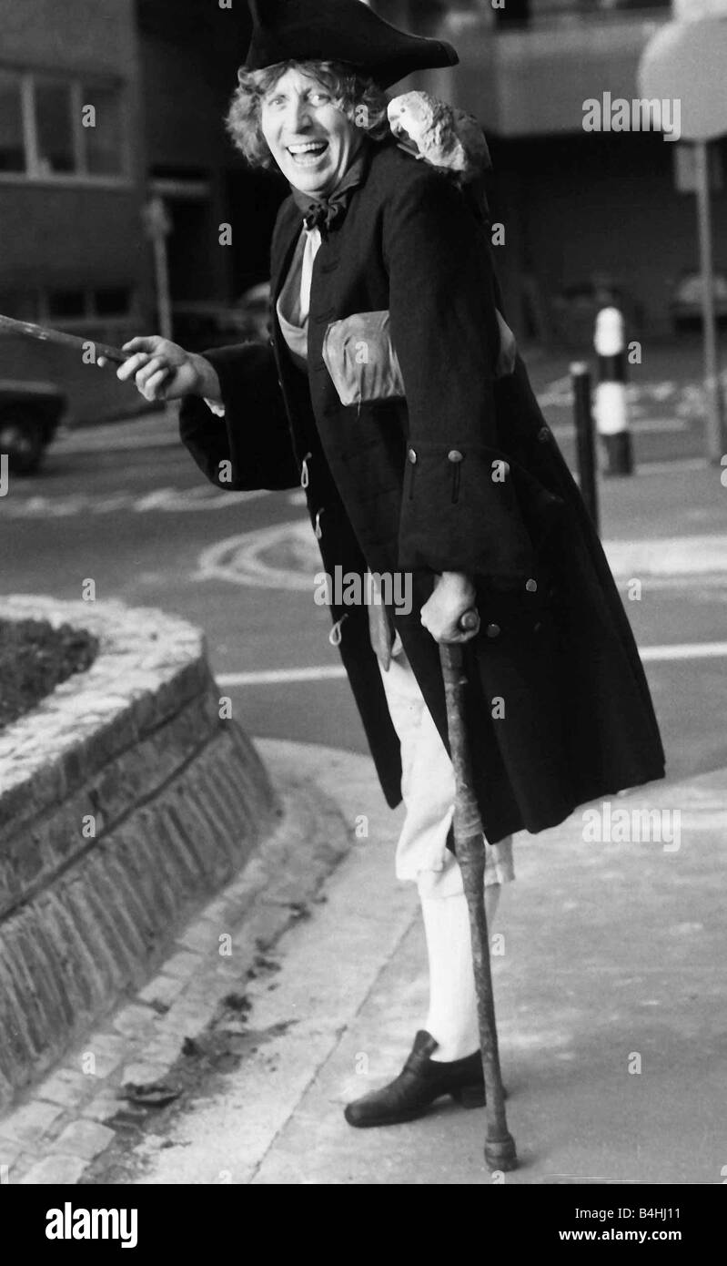 Tom Baker, el actor británico en el papel de pantomima de noviembre de 1981  como Long John Silver Fotografía de stock - Alamy