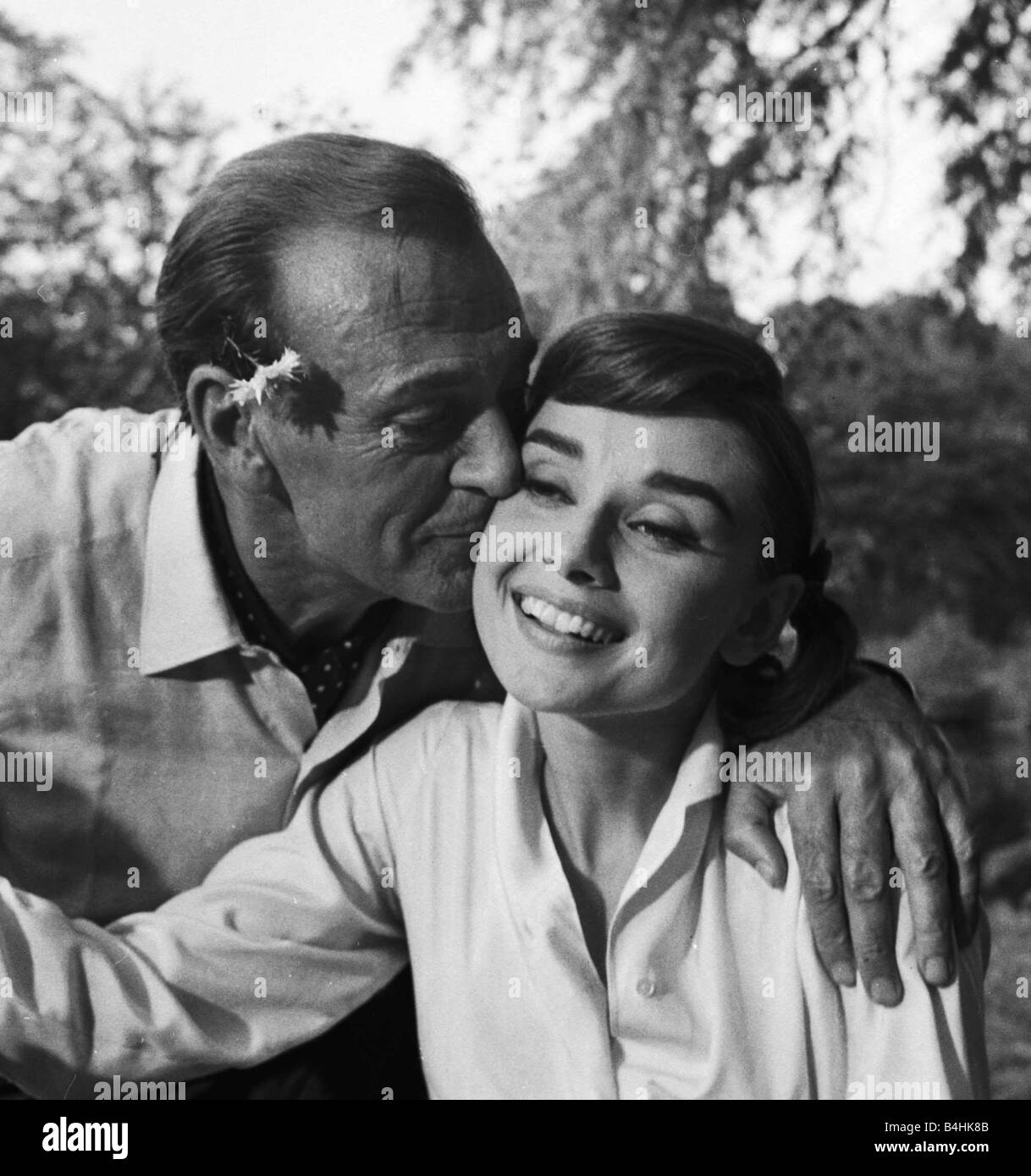Gary Cooper y Audrey Hepburn haciendo la película el amor en la tarde de Septiembre1956 Foto de stock