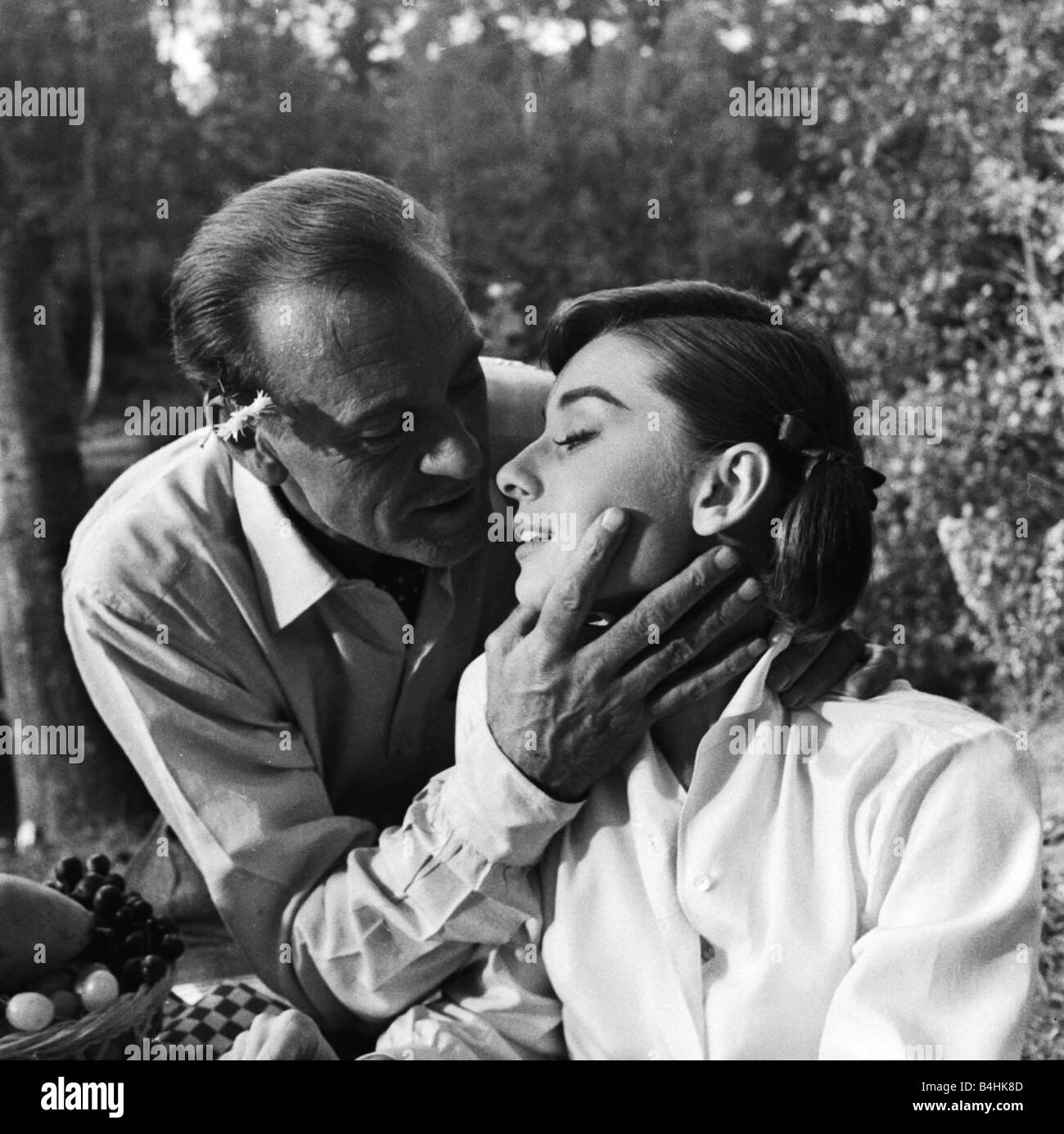 Gary Cooper y Audrey Hepburn haciendo la película el amor en la tarde de septiembre de 1956 Foto de stock