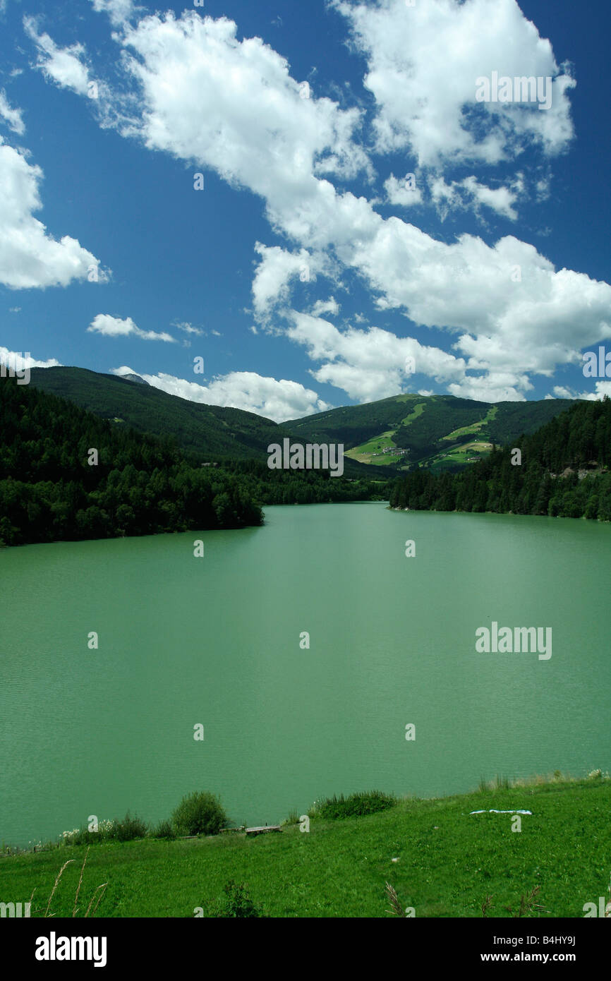 Un hermoso lago en los Alpes Italianos. Foto de stock