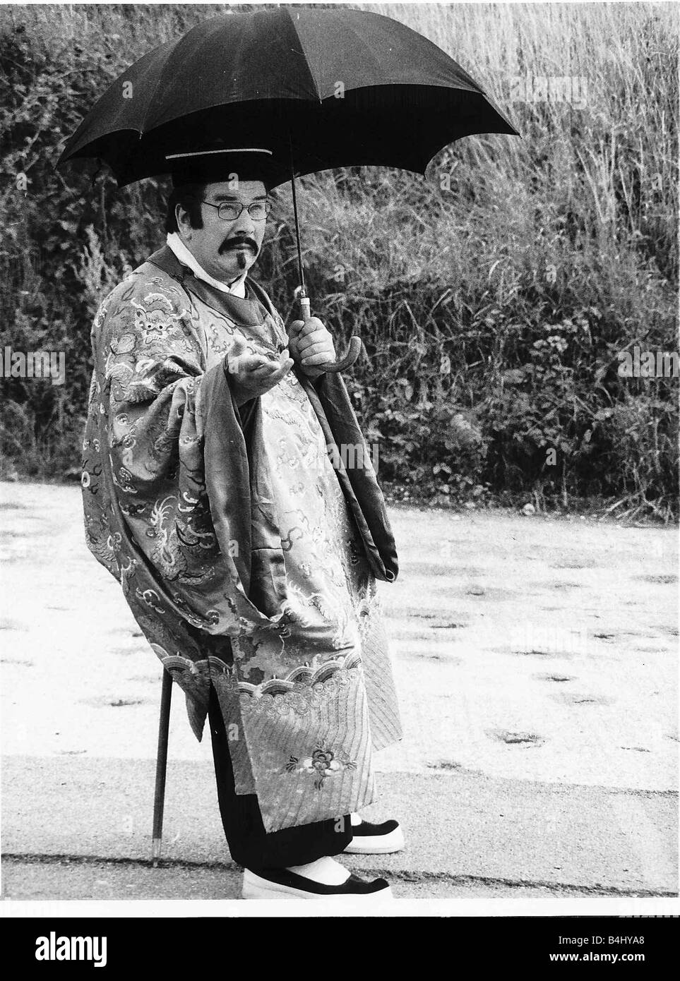 Peter Ustinov actor Agosto de 1974 como el agente secreto Hnup Wan en el cine uno de los dinosaurios se encuentra en producción en los estudios Pinewood Buckinghamshire Dbase MSI Foto de stock