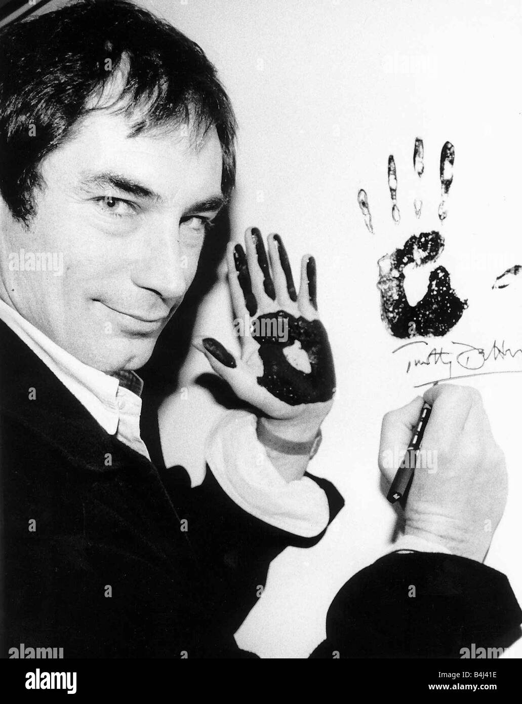 Timothy Dalton actor deja su marca en la pared de la Fama, en el Museo del Teatro de Covent Garden en Londres en mayo de 1988 MSI de dbase Foto de stock