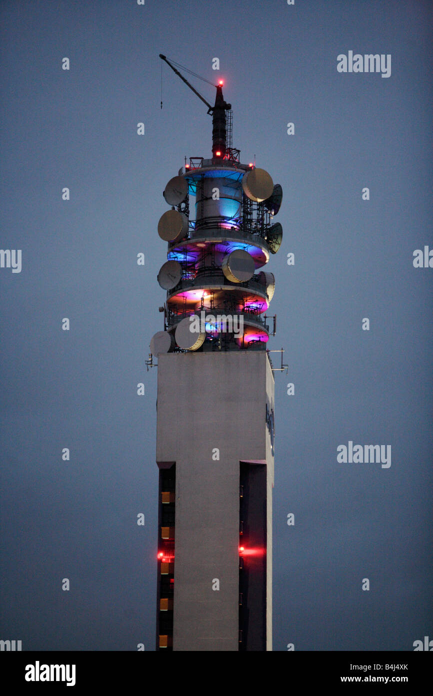 Los dispositivos de comunicaciones iluminado por la noche en la cima de la Torre BT en Birmingham, Reino Unido Foto de stock