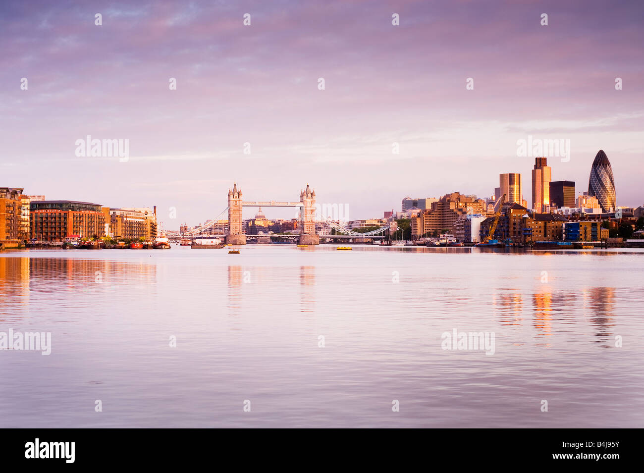 Inglaterra Londres la silueta de la ciudad, el Tower Bridge y el Río Támesis al amanecer Foto de stock