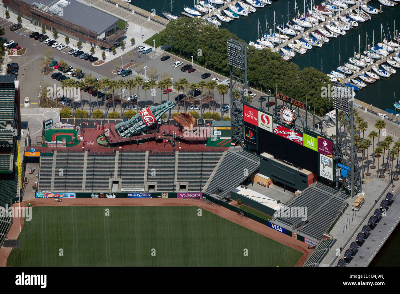 Publicidad anterior antena AT&T de un estadio de béisbol en San Francisco, California, Coca Cola, Visa Budweiser Foto de stock