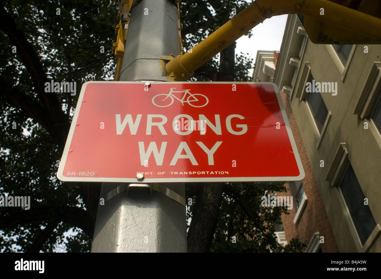 Signo de forma equivocada en el nuevo bikeway en la Novena Avenida en el barrio neoyorquino de Chelsea Foto de stock