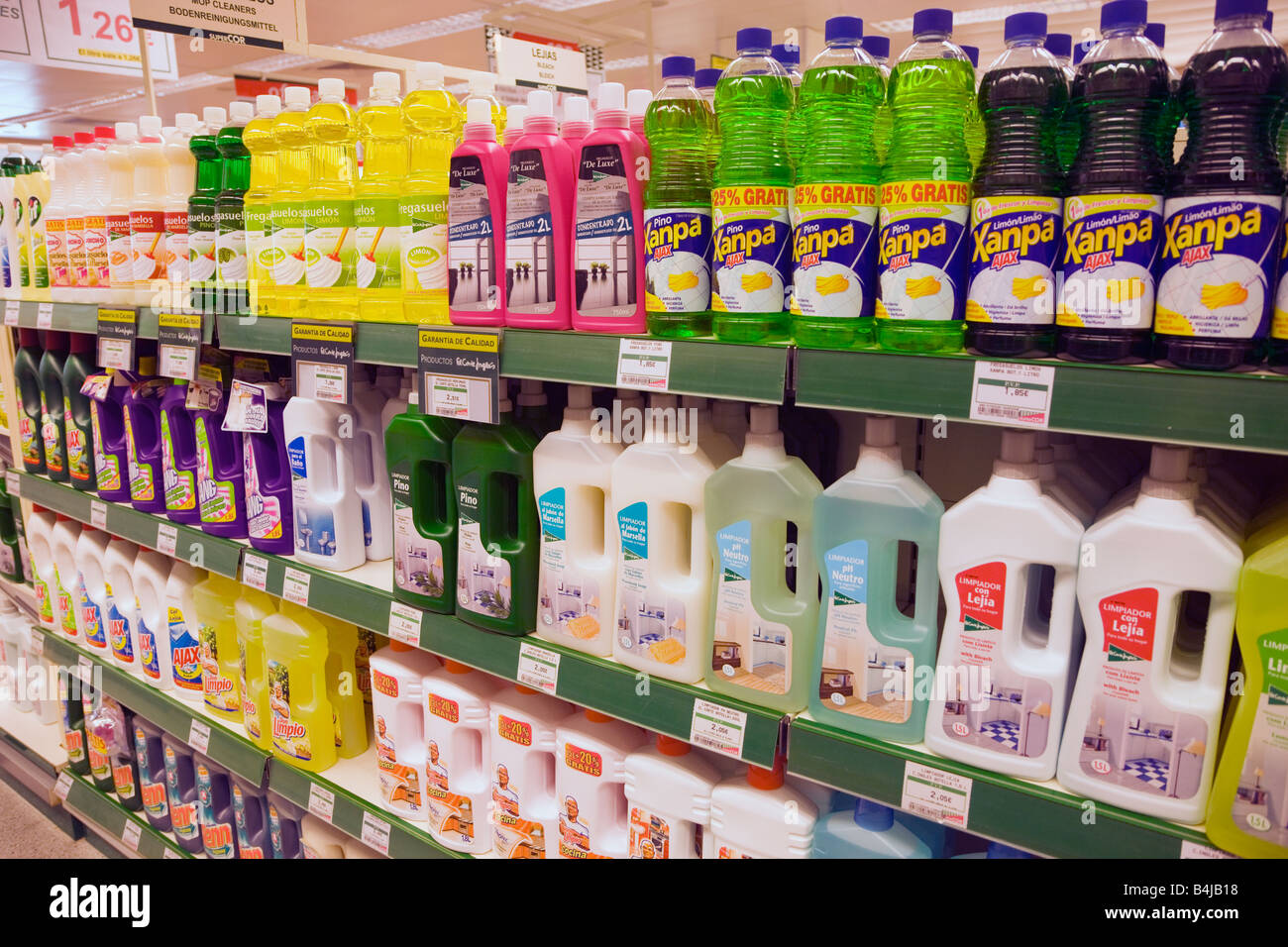 Productos de limpieza domésticos en los estantes de los supermercados en un  SuperCor outlet de El Corte Ingles España Fotografía de stock - Alamy