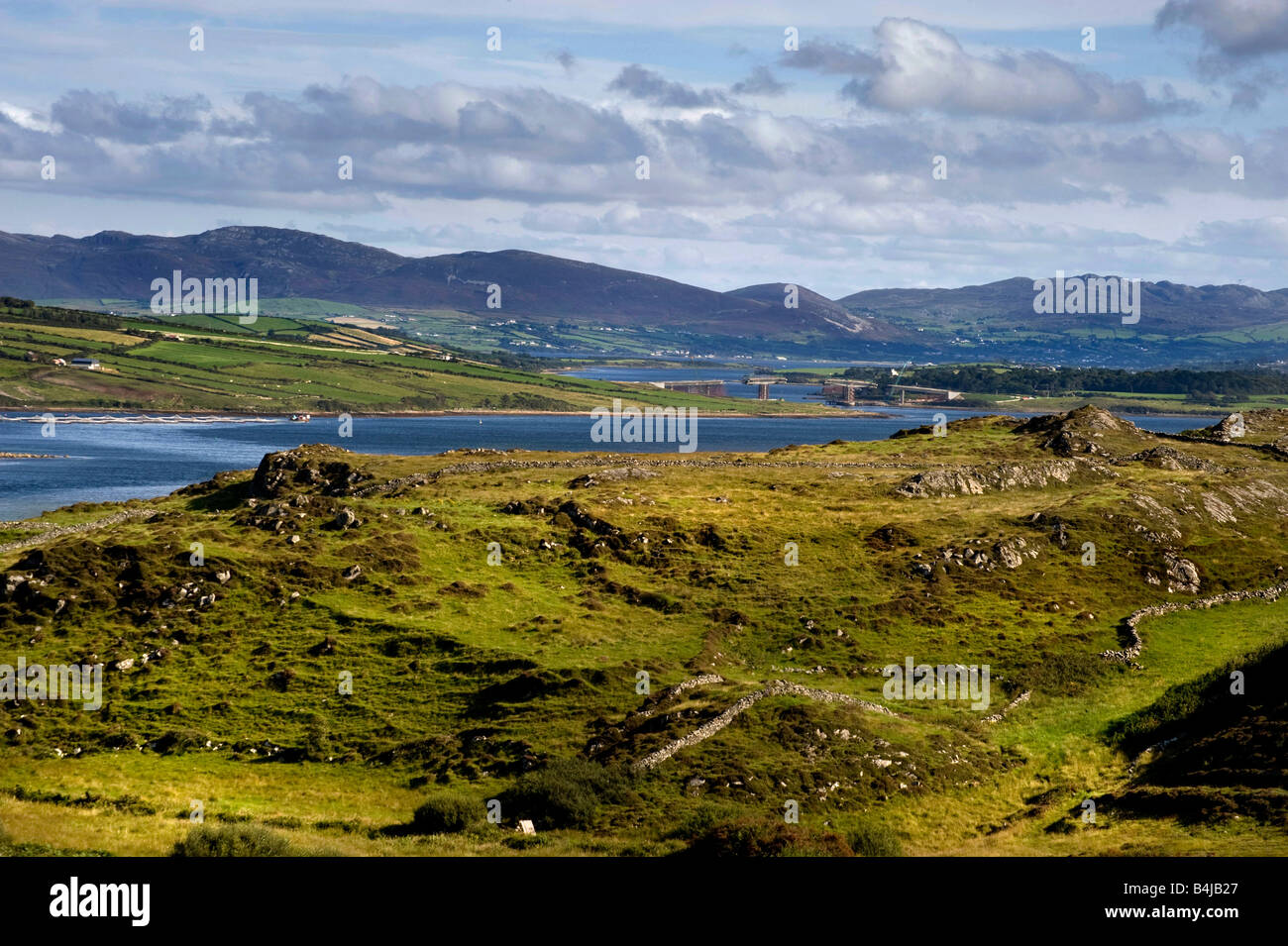 Nuevo Puente en Bahía Mulroy Donegal Irlanda Foto de stock