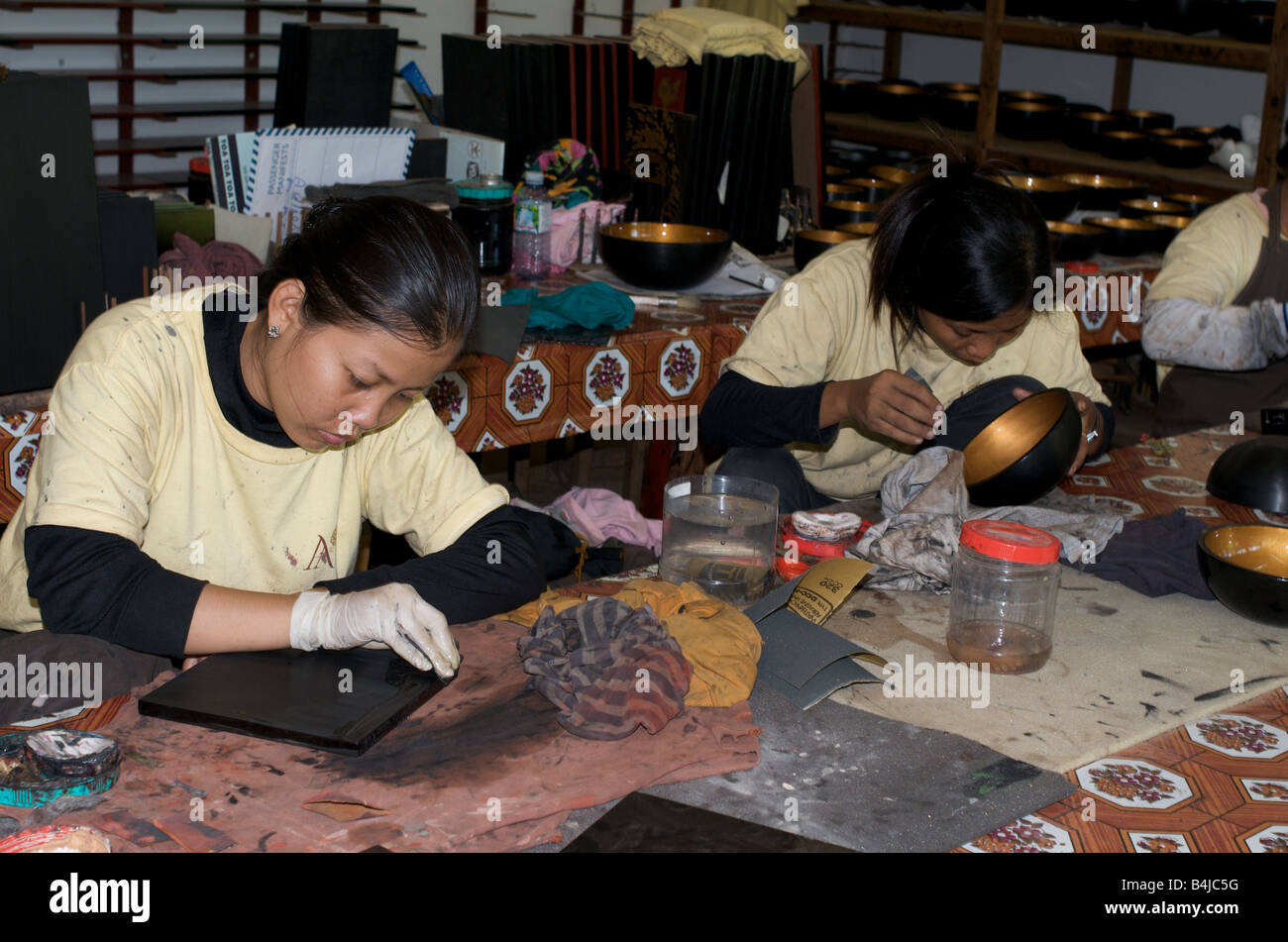 Los pasantes trabajan en lacado en Artisans d'Angkor, Siem Reap, Camboya Foto de stock