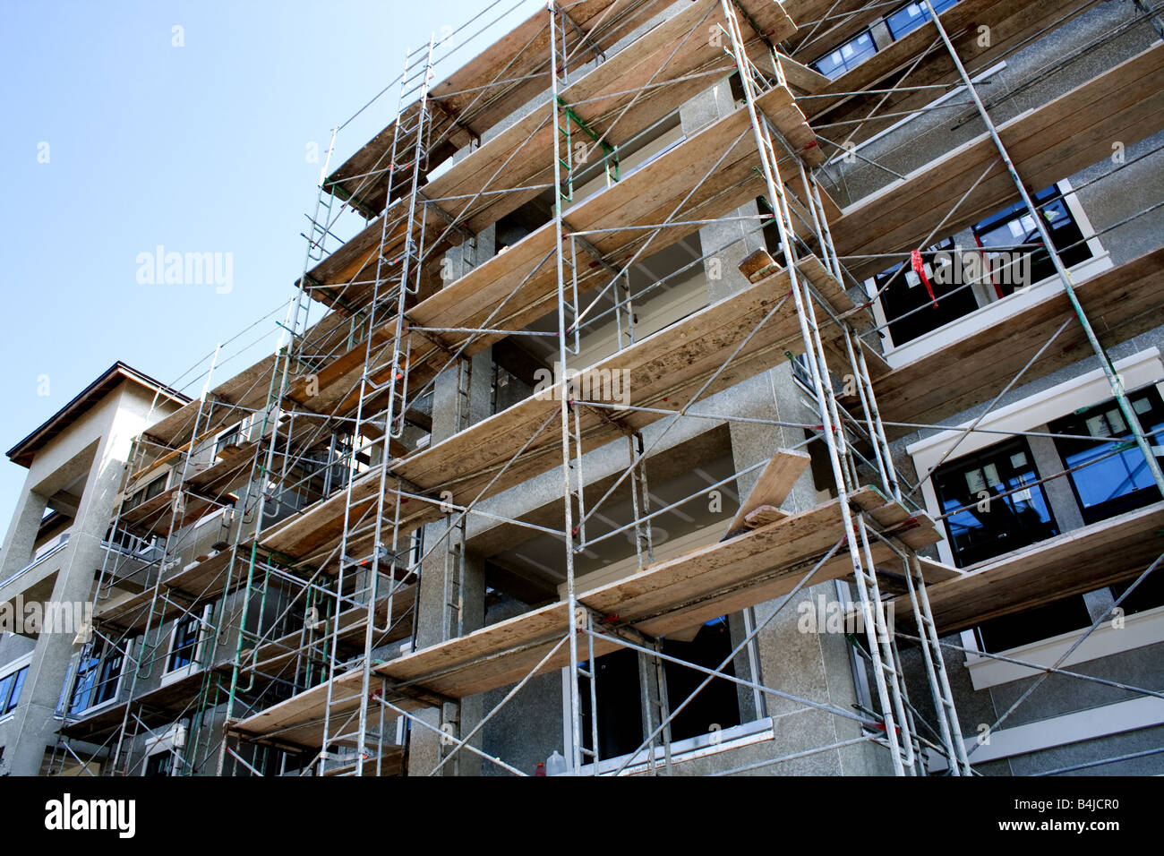 Andamio de construcción con pasarela de madera para edificios comerciales  Fotografía de stock - Alamy