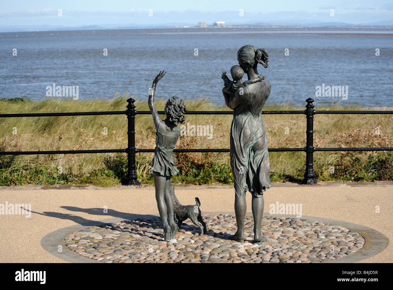 "Bienvenidos a casa", escultura de Anita Lafford. Fleetwood, Lancashire, Inglaterra, Reino Unido, Europa. Foto de stock