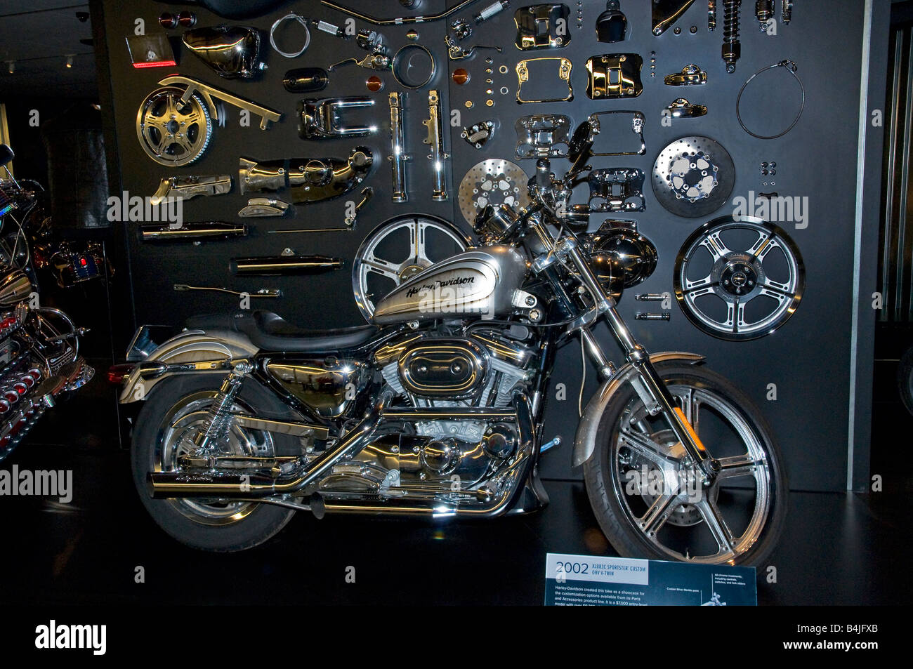 Harley-Davidson Sportster y accesorios en exhibición en las empresas nuevo  museo en Milwaukee, Wisconsin, EE.UU Fotografía de stock - Alamy