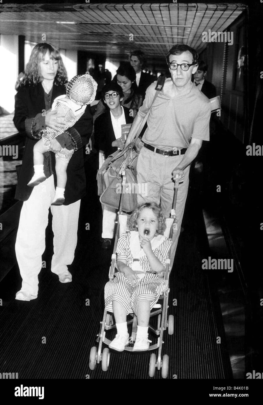 Woody Allen, actor y productor de cine en el aeropuerto de Londres con su familia dbase Foto de stock