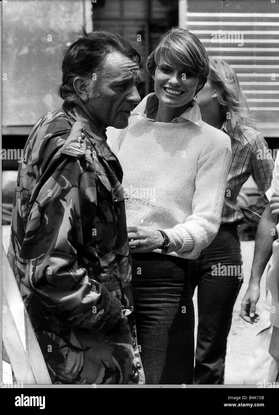 El actor Richard Burton con su esposa Suzy Burton en el plató de la película gansos salvajes