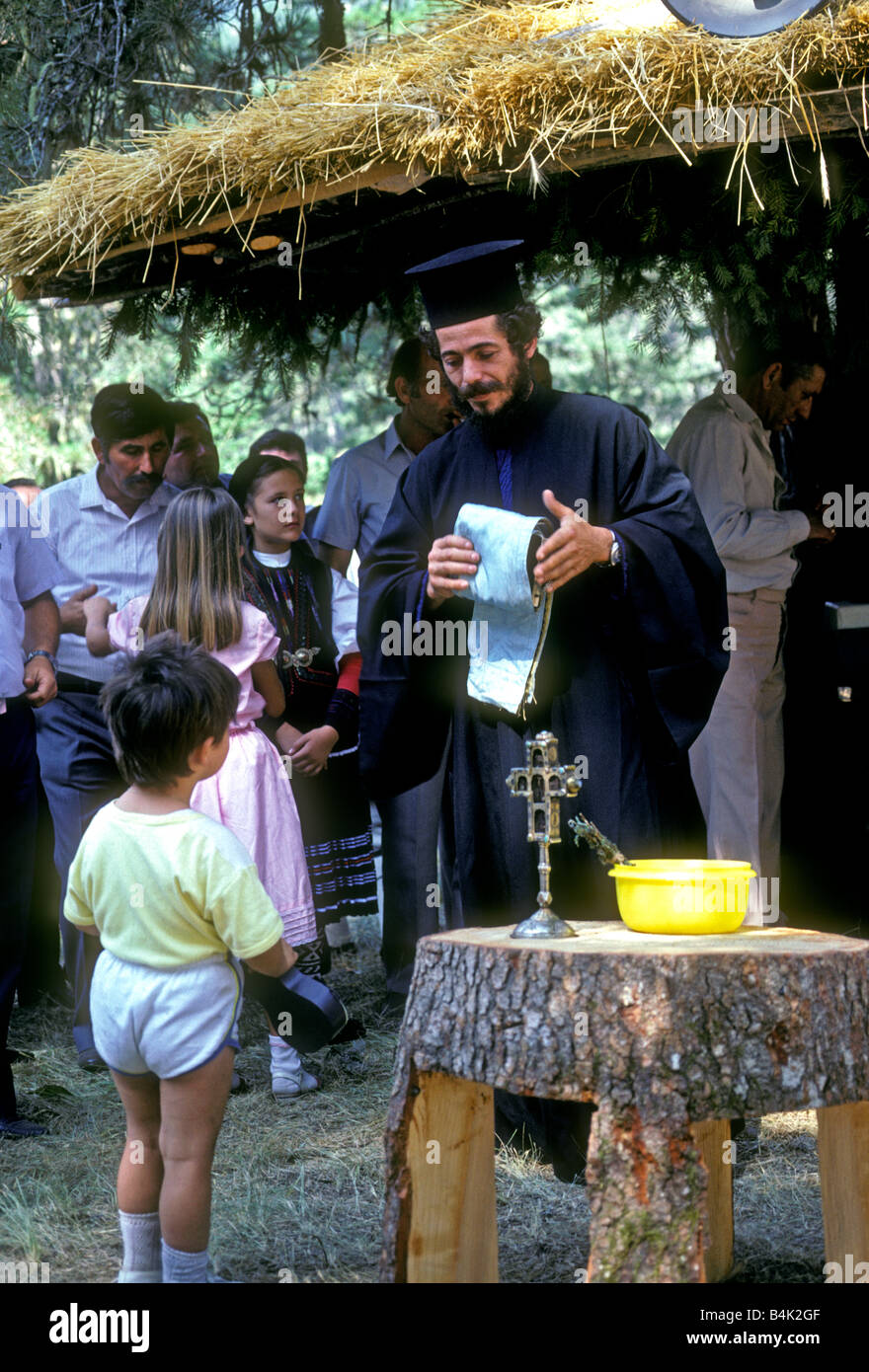 Sacerdote ortodoxo griego, muchacho, servicios religiosos, cerca de Metsovo, Montañas Pindos, región de Epiro, Grecia, Europa Foto de stock