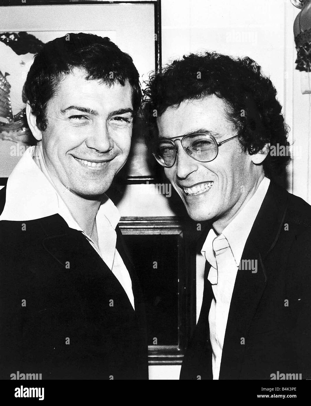 Lewis Collins actor con co estrella Robert Powell, a la derecha en la galería Barco Restaurante Chino Regent's Park Febrero 1981 DBase Foto de stock