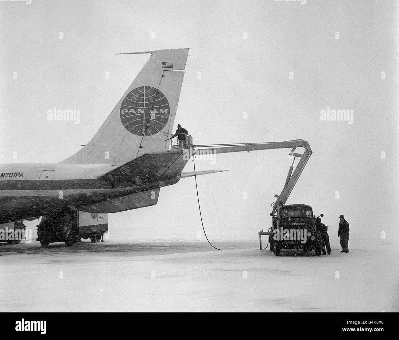 los-aviones-boeing-707-de-pan-am-de-marzo-de-1965-la-tripulacion-en-tierra-en-el-aeropuerto-de-heathrow-de-ice-en-la-cola-de-un-boeing-707-de-pan-am-durante-una-blizard-lfey003-flight100-b4k6x8.jpg