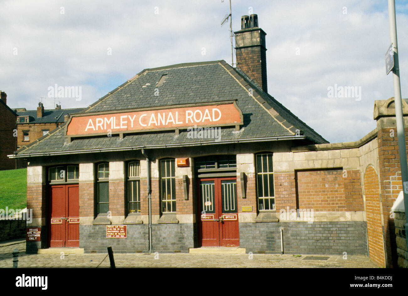 Canal Armley Road station, Leeds Foto de stock