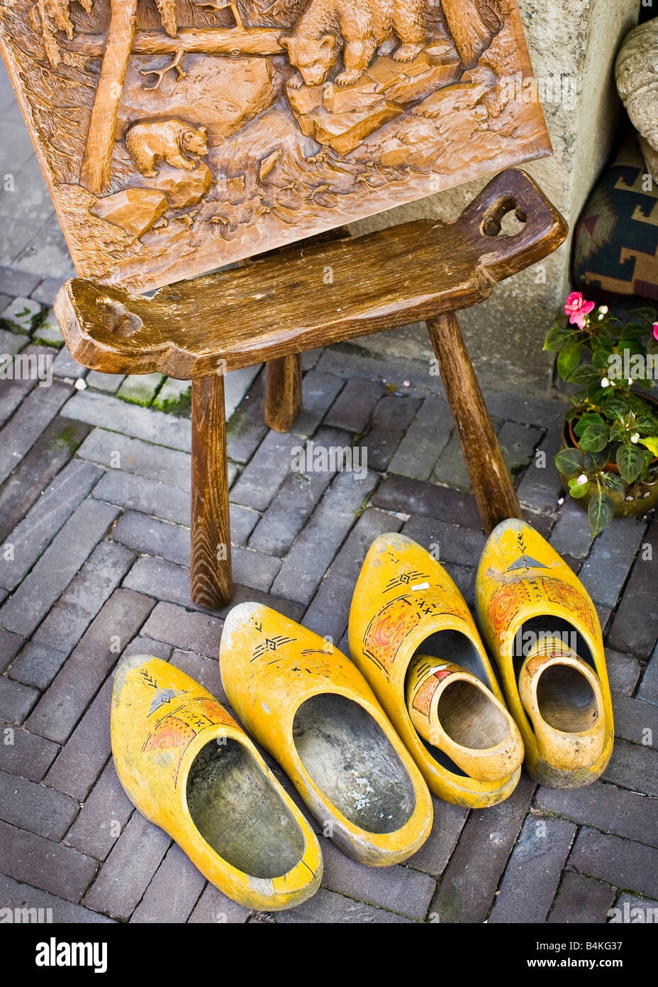 Zuecos holandeses desgastados y una talla de madera fuera de una tienda en  La Haya, Países Bajos Fotografía de stock - Alamy