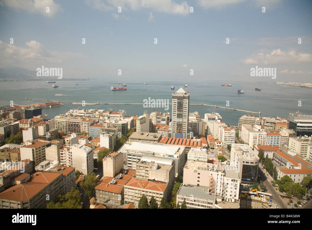 Una vista del puerto de Izmir desde el Hotel Hilton. Foto de stock